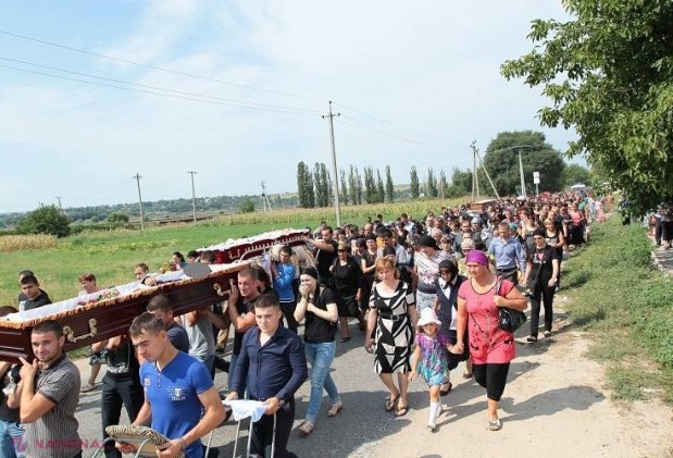 REPORTAJ FOTO // Imagini CUTREMURĂTOARE de la înmormântarea tinerilor din Floreni