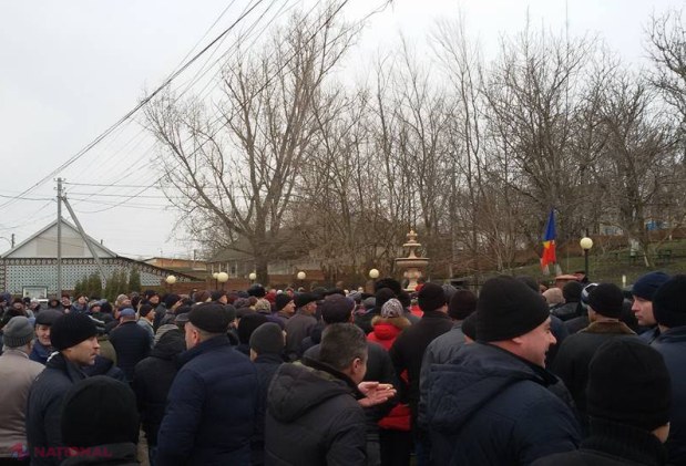 FOTO, PROTEST // Locuitorii din Puhoi spun că s-au săturat de „MINCIUNILE” secretarului de stat, Bucătaru, și au înaintat un ultimatum autorităților