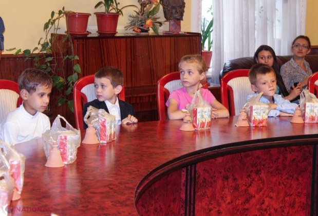  FOTO EMOȚIONANT // Primul clopoțel pentru viitorii ȘCOLARI, rămași fără ocrotire părintească
