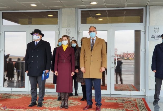 FOTO, VIDEO // Primele doze de VACCIN anti-COVID, donate de România, au ajuns în Republica Moldova cu un elicopter SMURD: „Aceste vaccinuri sosesc la momentul oportun, când asistăm la o creștere dramatică a cazurilor de infectare cu COVID-19''