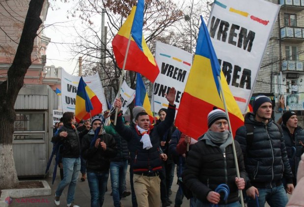 FOTO // Peste 100 de UMBRELE! Cum au marcat tinerii din Chișinău Ziua Națională a României