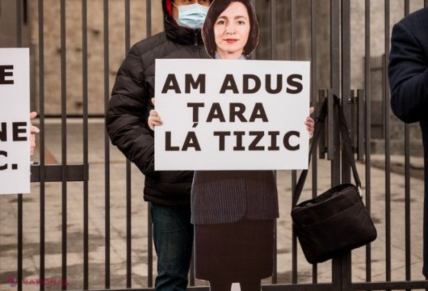 FOTO // Maia Sandu și Igor Grosu, HUIDUIȚI în fața „Moldovagaz”, la o acțiune de protest organizată de Partidul „ȘOR”. Nu au scăpat nici șefii de la „Moldovagaz”, care „se scaldă în salarii grase”
