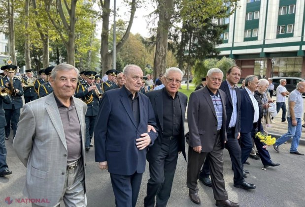 GALERIE FOTO // Primul PREȘEDINTE al R. Moldova, petrecut pe ultimul drum. Sute de oameni, inclusiv actualul șef al statului Maia Sandu și foștii președinți Lucinschi, Voronin și Timofti, i-au adus un ultim omagiu lui Mircea Snegur