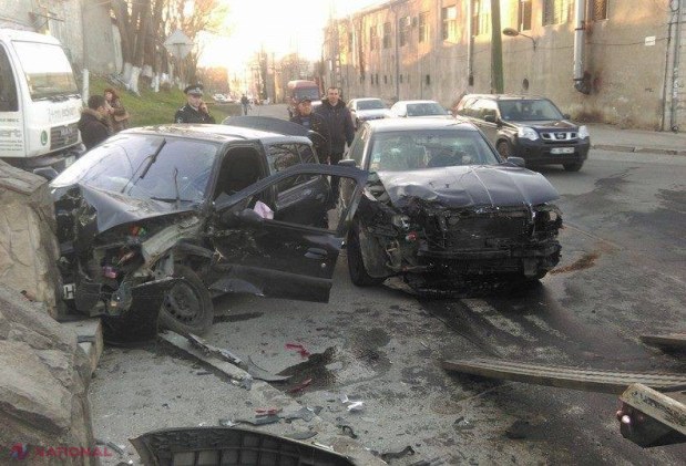 Accident ieri-seară în capitală. Două mașini au fost făcute ZOB