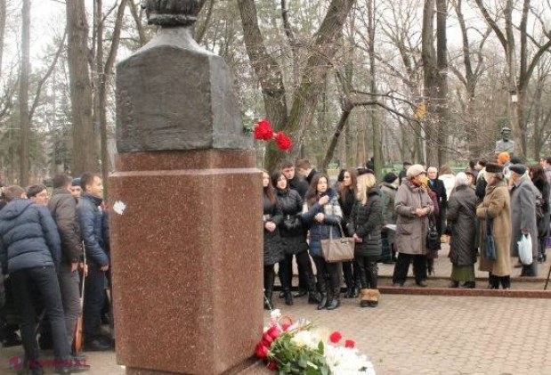 REPORTAJ FOTO // Rând la bustul lui Mihai Eminescu, de ziua lui