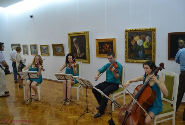 Picturile a 25 de artiști din România, reunite într-o expoziție la Chișinău