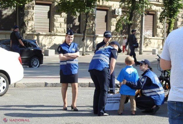 FOTO // Un copil s-a PIERDUT la protestul de azi. Echipa „Poliția Dialog” îi caută părinții