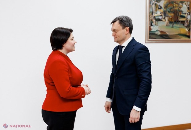 Prim-ministrul Recean a ajuns la Guvern, unde a fost întâlnit de Natalia Gavrilița