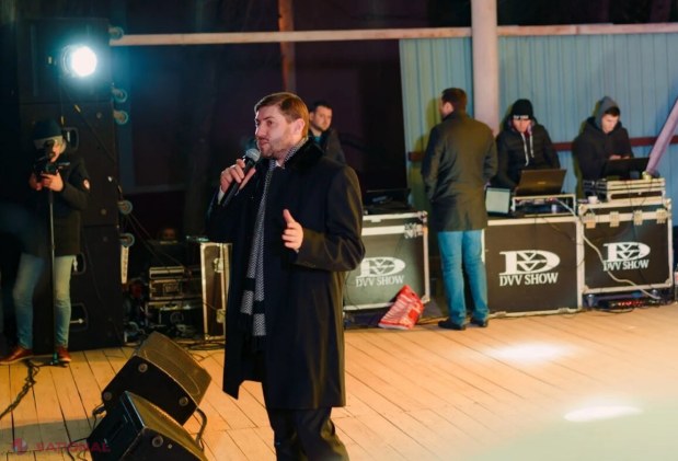 FOTO // Au luat exemplu de la autoritățile din Orhei. La Taraclia a fost inaugurat, cu mare fast, Pomul de Crăciun. Circa 4 000 de persoane au participat la eveniment
