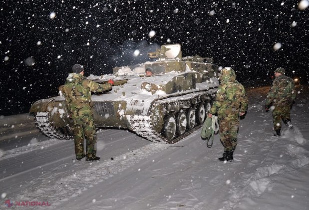 FOTO, VIDEO // Militarii Armatei Naționale au DEBLOCAT din nămeți 42 de unități de transport și 45 de persoane. S-a intervenit și cu tehnică cu șenile