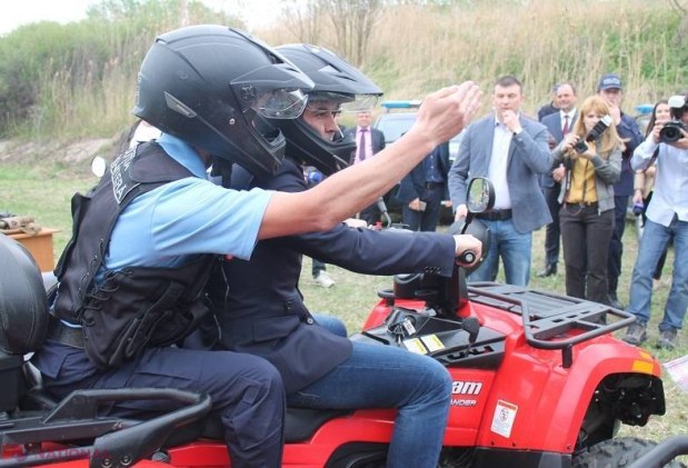 FOTO // Premierul Chiril Gaburici, în rol de polițist de frontieră, la un an de la abolirea vizelor în ţările UE
