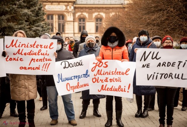 Flashmob cu ANVELOPE la Ministerul Mediului. Participanții au cerut DEMISIA ministrei Catarangiu