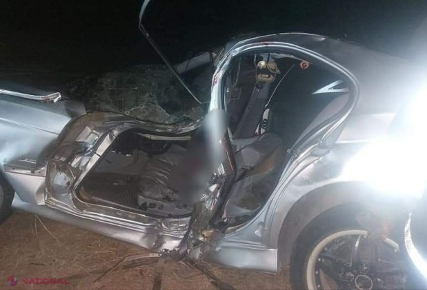 FOTO // Cu BMW-ul direct în copac, la Fălești: Şoferul de 21 de ani a decedat pe loc,  iar pasagerii lui au ajuns în stare gravă la spital 