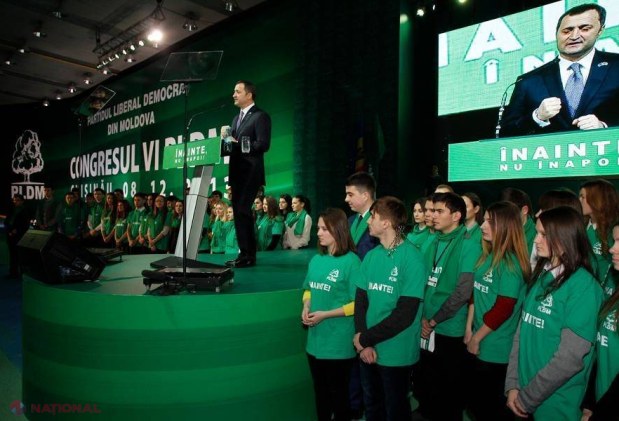 REPORTAJ FOTO // Oficiali PPE şi Mihail Saakaşvili, la Chişinău, cu fulare VERZI