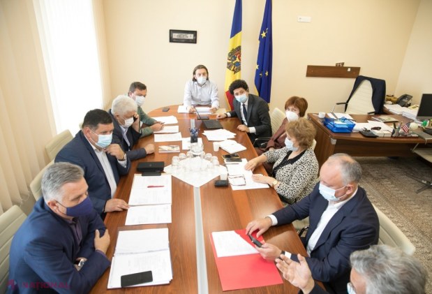 VIDEO // Partidul „ȘOR” le cere deputaților să REZOLVE problema lipsei farmaciilor la sate: „Aproape 200 000 de cetățeni au semnat pentru crearea farmaciilor mobile, dar votul deputaților e determinat de interese politice...”