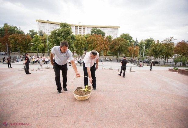 FOTO // Flashmob cu TIZIC în fața Președinției. Primarii Partidului „ȘOR”: „Nu mai vrem niciun pic guvernare pe tizic!”