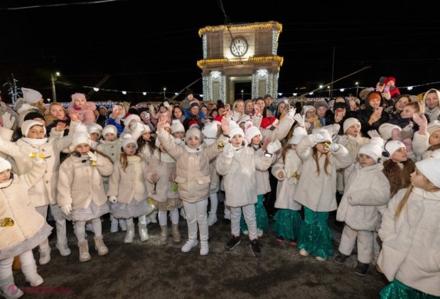 VIDEO // Cadouri dulci de la A.S.I.C.S. pentru copii la bradul de la Târgul de Crăciun din PMAN
