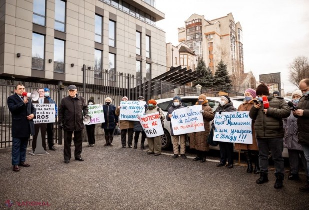 FOTO // Maia Sandu și Igor Grosu, HUIDUIȚI în fața „Moldovagaz”, la o acțiune de protest organizată de Partidul „ȘOR”. Nu au scăpat nici șefii de la „Moldovagaz”, care „se scaldă în salarii grase”