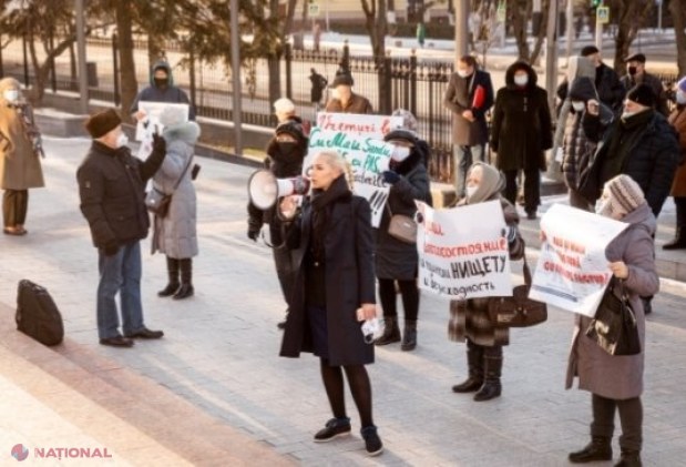 FOTO // Flashmob cu FACTURI la Președinție. Partidul „ȘOR” critică scumpirile fără precedent a gazelor: „Facturile pe care le primim ne îngrozesc. Nu doar pensionarii întâmpină mari dificultăți pentru a le achita