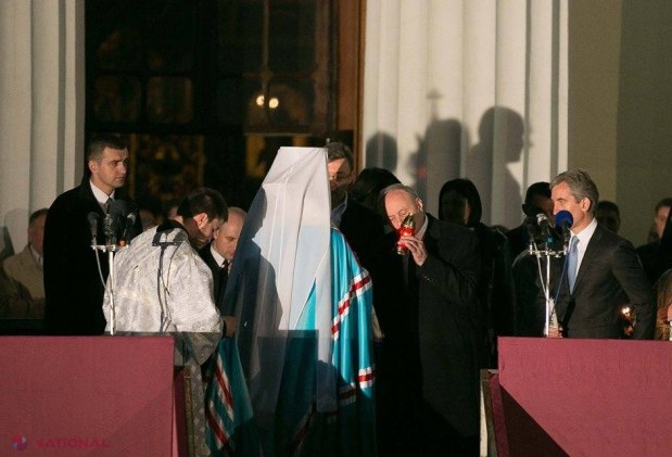REPORTAJ FOTO // Mitropolitul Vladimir şi conducerea statului au împărţit FOCUL HARIC enoriaşilor