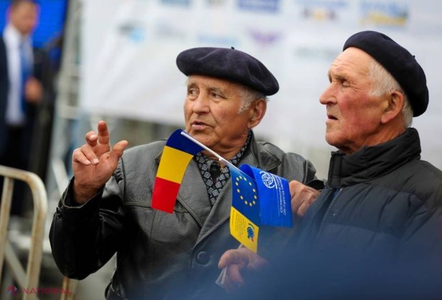 FOTO // Drapelul UE și tricolorul, arborate în fața Guvernului de Ziua Europei