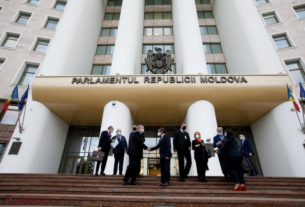FOTO // Cetățenii R. Moldova, principalii BENEFICIARI ai ajutorului de 100 de MILIOANE de euro acordați de România: „Sunt bani care vor dezvolta comunitățile noastre prin crearea LOCURI de MUNCĂ, prin proiecte de infrastructură, culturale și de dezv