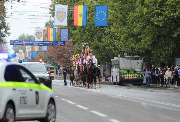 REPORTAJ FOTO // Bunica a bătut toba de Ziua Independenței R. Moldova