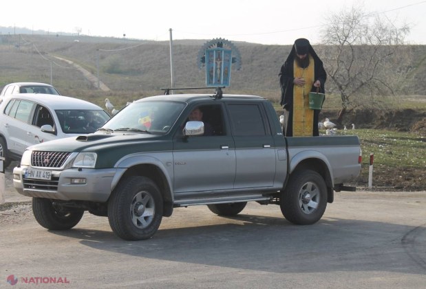POZA ZILEI // Un preot sfințește un drum din remorca unui jeep