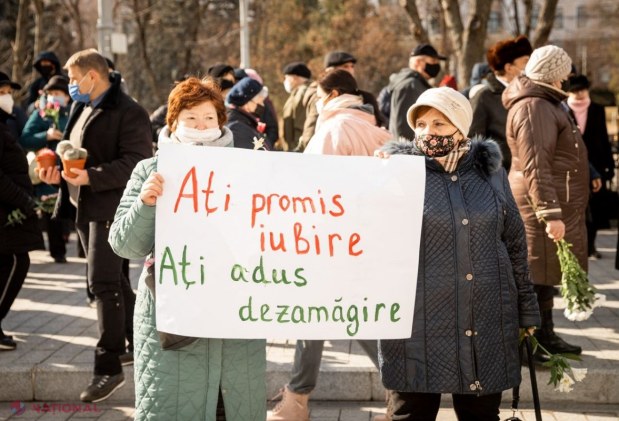 FOTO // „Bani de flori aveți, dar de pensii nu!”. Simpatizanții Partidului „ȘOR” i-a adus flori Maiei Sandu, inclusiv cactuși, pentru „ca să nu cheltuie banii poporului”