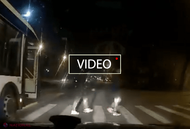 VIDEO // Se întâmplă în Chișinău: Un troleibuz oprește în mijlocul stăzii și permite pasagerilor să coboare, punându-le viața în PERICOL