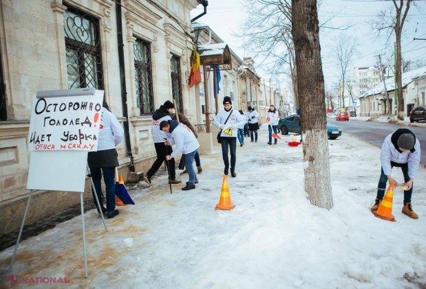 FOTO // Reprezentanții Partidului „Șor” au făcut ordine și curățat zăpada în ograda Maiei Sandu