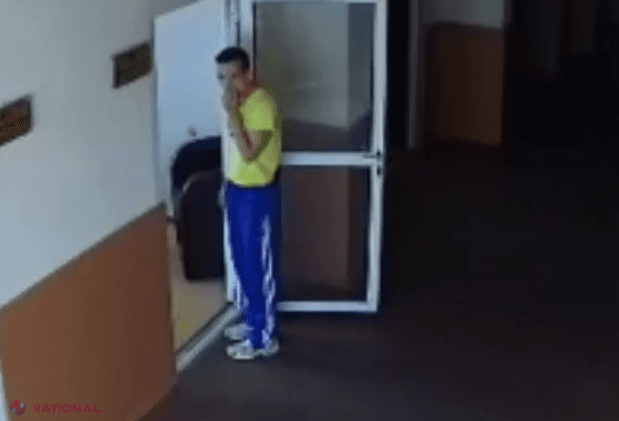 A intrat într-un oficiu din capitală și a furat un portmoneu plin cu bani. Momentul a fost surprins de camerele de supraveghere