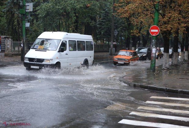 FOTO Bilanțul ploii de azi: Străzi, apartamente inundate în capitală și zeci de gospodării fără lumină în trei raioane