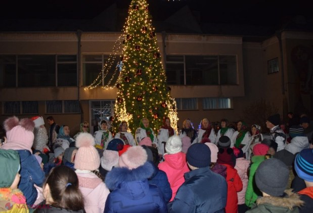 FOTO // Echipa lui Ilan Șor de la Orhei INAUGUREAZĂ pomi de Crăciun în toate cele 74 de localități din raion
