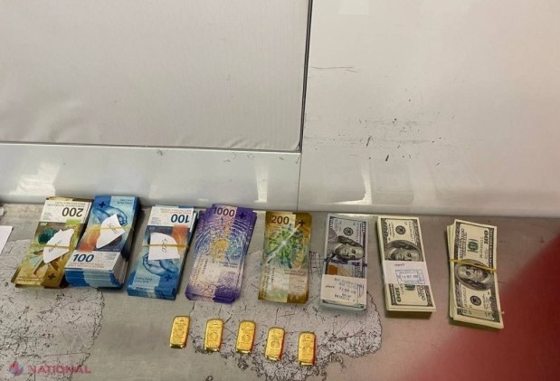 FOTO // Geantă plină cu BANI și lingouri de AUR la Aeroportul Internațional Chișinău. Cine a încercat să scoată ilegal din R. Moldova acest mic tezaur