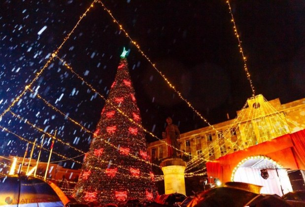 FOTO // Orheiul se laudă cu cel mai MARE pom de Crăciun din R. Moldova. Ilan Șor: „Orheiul a devenit pentru al șaptelea an consecutiv CAPITALA sărbătorilor de iarnă”. În centrul municipiului a fost amenajat și un „orășel european”