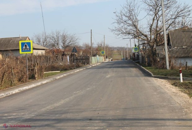 POZA ZILEI // Un preot sfințește un drum din remorca unui jeep