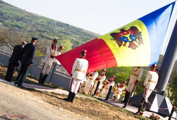 REPORTAJ FOTO // Drapel uriaş pe cel mai înalt deal din R. Moldova