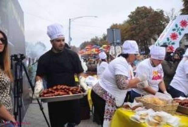 FOTO // La Orhei „Ziua Vinului” este sărbătorită cu multă veselie, muzică și cârnăciori la grătar, oferiți gratuit. Au venit circa 20 de mii de persoane