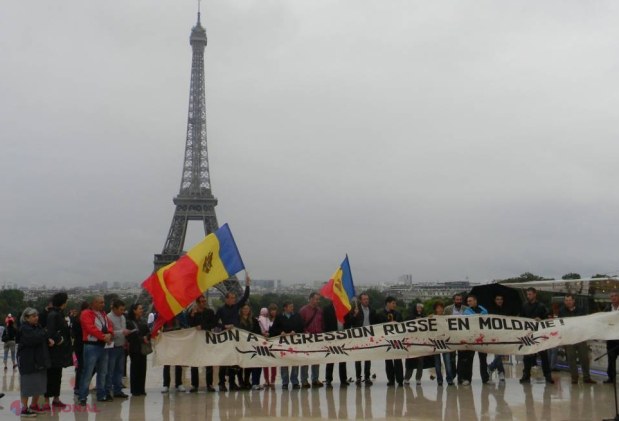 Horă de Ziua Independenței chiar în fața Turnului Eiffel din Paris