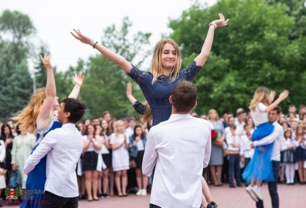 Peste 50 de elevi din Orhei, care au avut PERFORMANȚE la învățătură, au fost premiați. Au primit între 2 000 și 3 000 de lei fiecare
