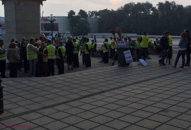 FOTO // Acțiune de PROTEST cu MĂTURA în fața Primăriei Bălți