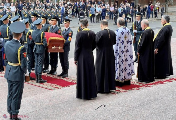 GALERIE FOTO // Primul PREȘEDINTE al R. Moldova, petrecut pe ultimul drum. Sute de oameni, inclusiv actualul șef al statului Maia Sandu și foștii președinți Lucinschi, Voronin și Timofti, i-au adus un ultim omagiu lui Mircea Snegur