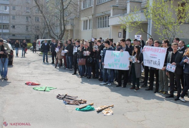 FOTO 7 aprilie // Protest în fața sediului comuniștilor: „Nu uităm!”
