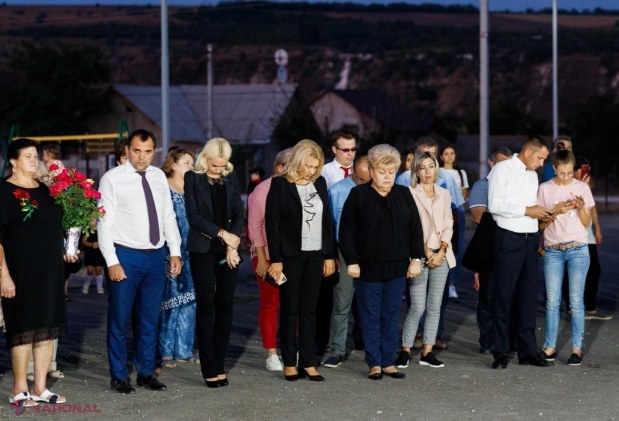 FOTO // Partidul „ȘOR” a finalizat proiectul de ILUMINAT STRADAL în satul Jeloboc în memoria primăriței: „Luminile pe care le aprindem azi în satul Jeloboc și în toată comuna Piatra sunt în amintirea Marianei Țugui”