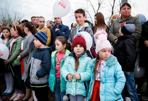 FOTO // Partidul „ȘOR” a instalat un sistem de ILUMINARE stradală în prima dintre cele 104 localități în care a promis că va face acest lucru
