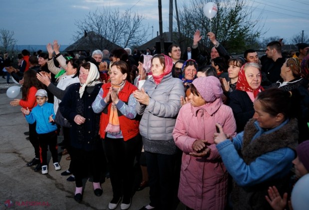 FOTO // Partidul „ȘOR” a instalat un sistem de ILUMINARE stradală în prima dintre cele 104 localități în care a promis că va face acest lucru