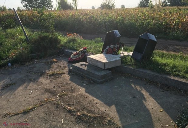 FOTO // Crucea lui Ion și a Doinei Aldea-Teodorovici, instalată la locul accidentului fatal din România, VANDALIZATĂ