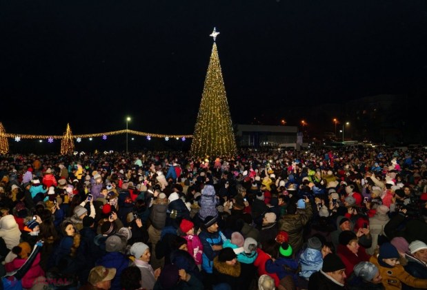 FOTO // Au luat exemplu de la autoritățile din Orhei. La Taraclia a fost inaugurat, cu mare fast, Pomul de Crăciun. Circa 4 000 de persoane au participat la eveniment