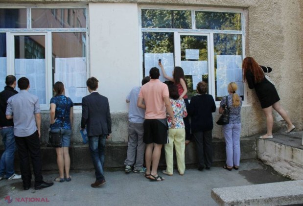 FOTO Între râs și plâns: REZULTATELE de la BAC ale absolvenților, făcute publice astăzi